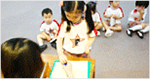 어린이들이 편지쓰기 체험하는 사진-일부인 찍는 모습
